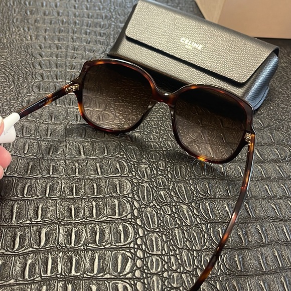 Celine CL40172U #0330 Color 52F 
Gradient Acetate Butterfly Sunglasses
Square - Picture 4 of 9